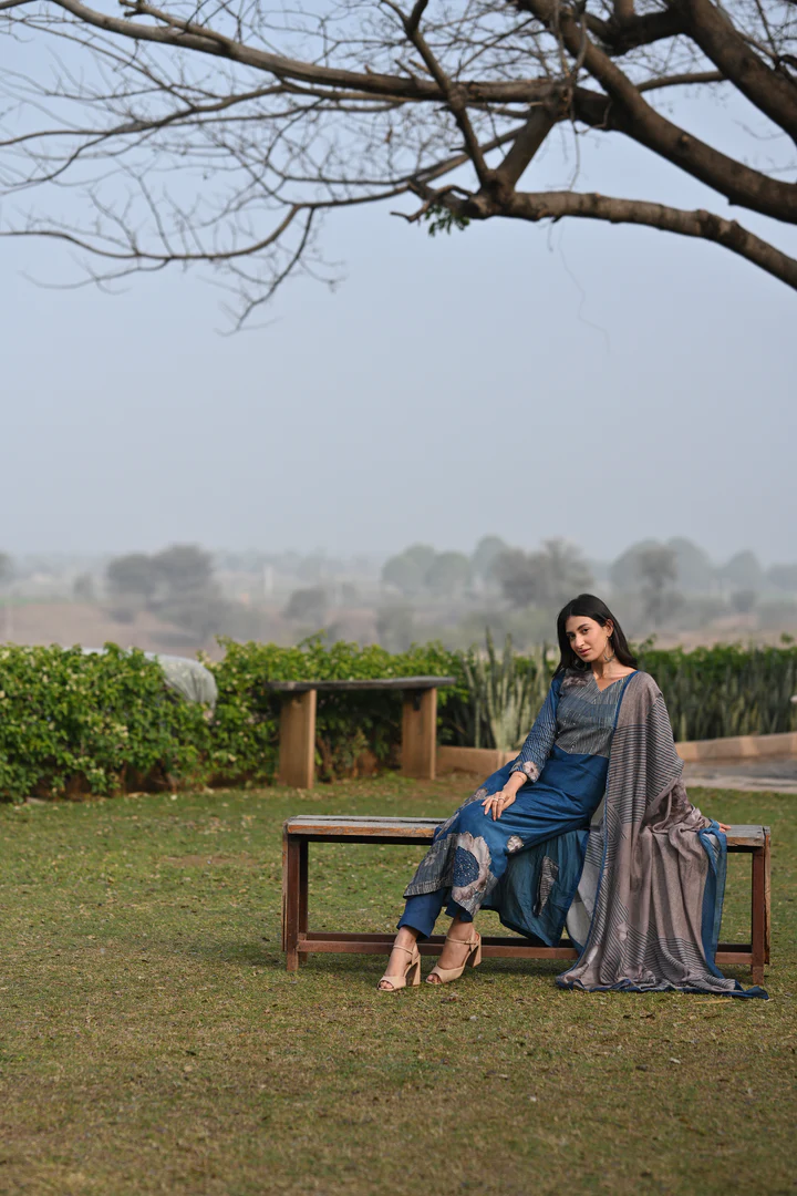 Sophisticated Floral Printed Kurta Set for Women With Dupatta – Perfect for Festive & Day Wear