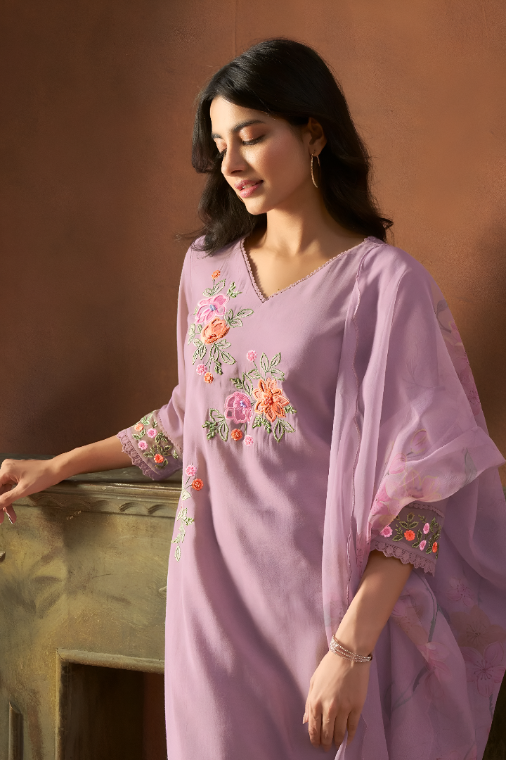 Classy Lavender Pure Silk Blend Embroidered Kurta Set With Scalloped Organza Dupatta
