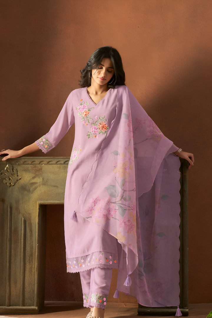 Classy Lavender Pure Silk Blend Embroidered Kurta Set With Scalloped Organza Dupatta